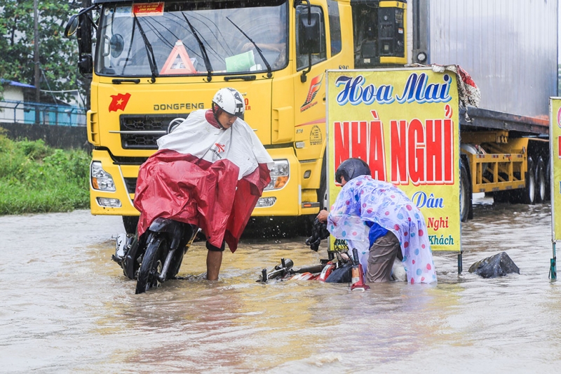 binh duong nguoi dan bi bom loi nuoc tren tuyen duong huyet mach