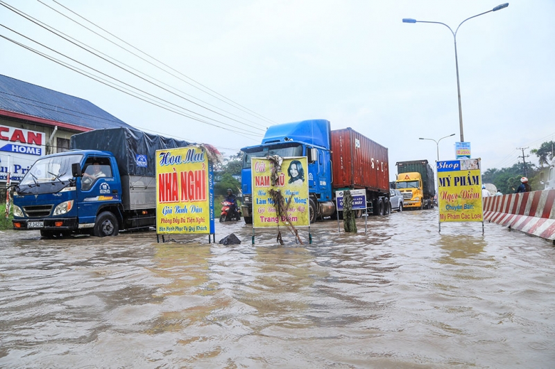 binh duong nguoi dan bi bom loi nuoc tren tuyen duong huyet mach