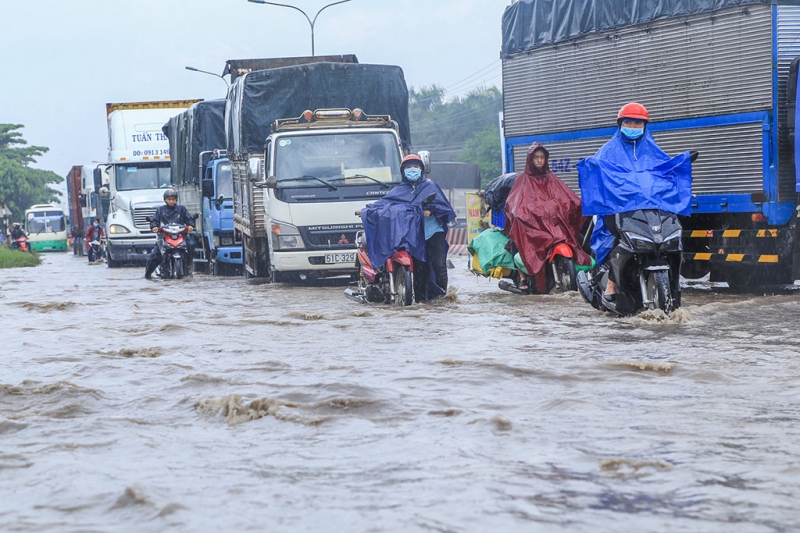 binh duong nguoi dan bi bom loi nuoc tren tuyen duong huyet mach