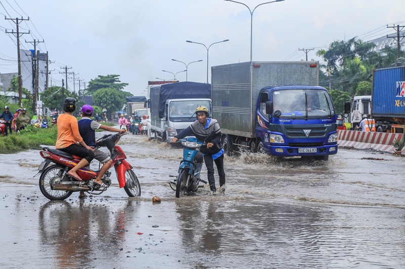 binh duong nguoi dan bi bom loi nuoc tren tuyen duong huyet mach