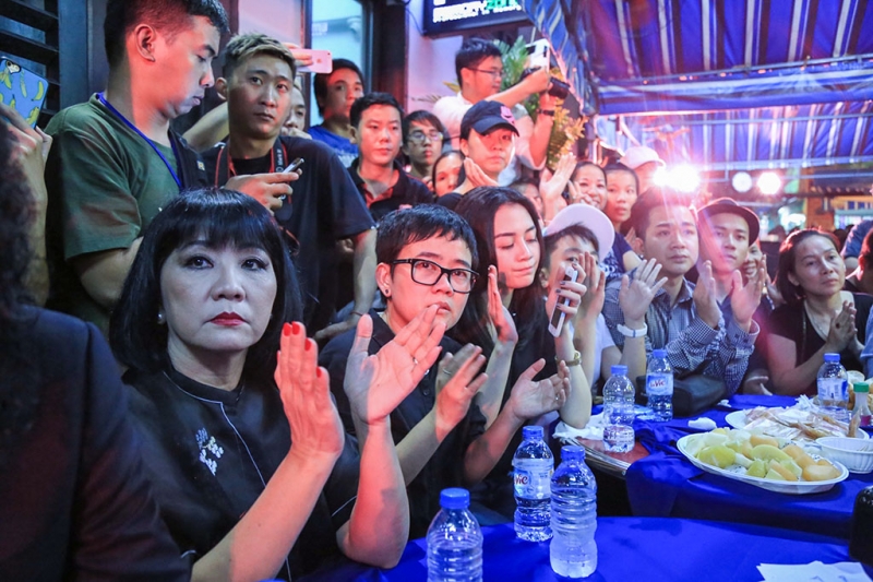 gioi nghe si nghen ngao hat tien biet minh thuan lan cuoi