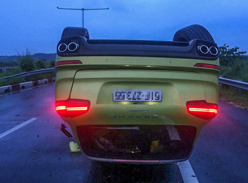 sieu xe porsche 5 ty chong vo tren cao toc