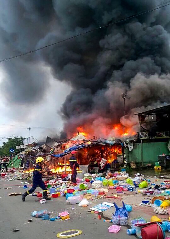 ba tiem tap hoa trong lang dai hoc boc chay du doi