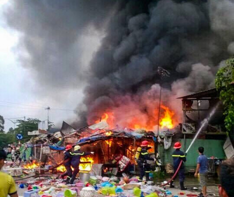 ba tiem tap hoa trong lang dai hoc boc chay du doi