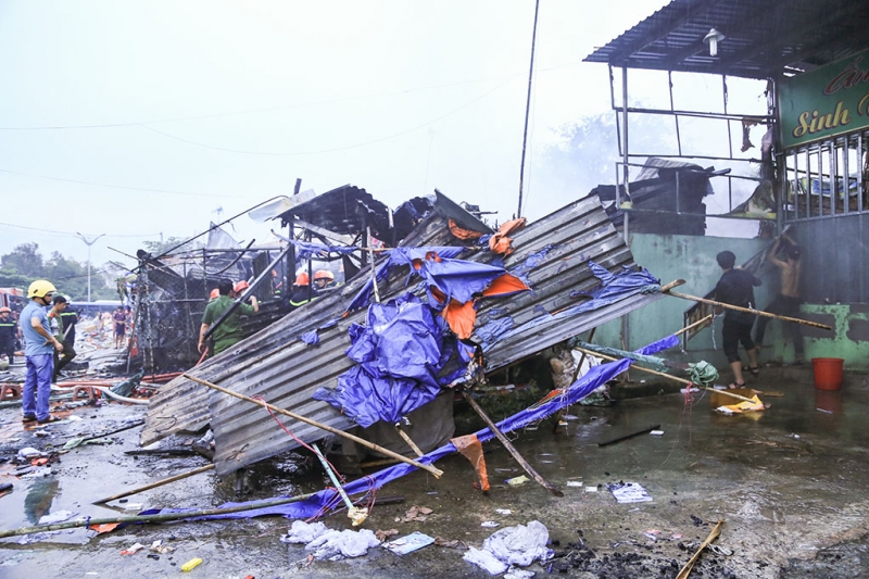 ba tiem tap hoa trong lang dai hoc boc chay du doi