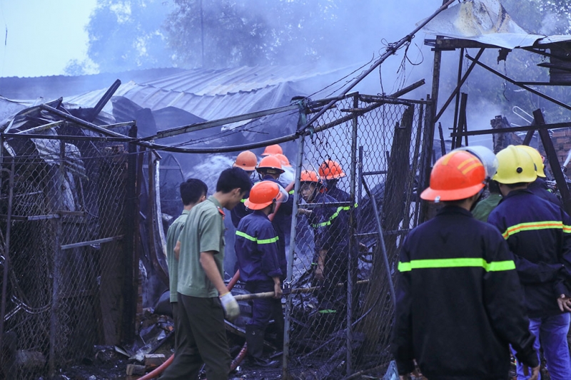ba tiem tap hoa trong lang dai hoc boc chay du doi