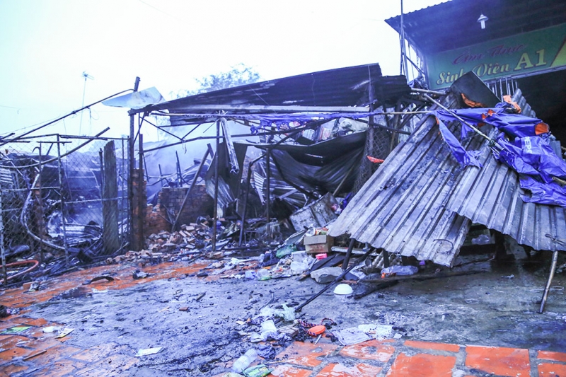 ba tiem tap hoa trong lang dai hoc boc chay du doi