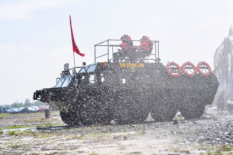 gan 2000 canh sat no sung dap tat dam chay cuu nguoi dan tren song dong nai