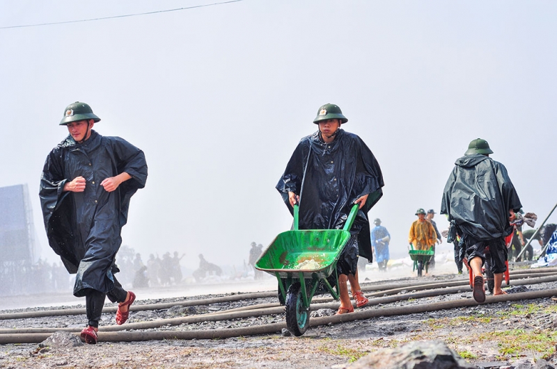 gan 2000 canh sat no sung dap tat dam chay cuu nguoi dan tren song dong nai