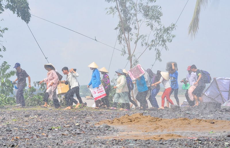 gan 2000 canh sat no sung dap tat dam chay cuu nguoi dan tren song dong nai