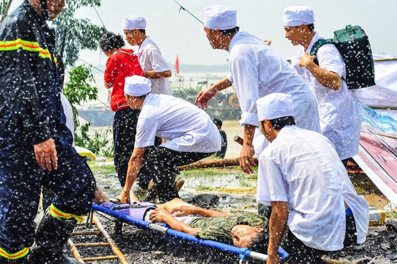 gan 2000 canh sat no sung dap tat dam chay cuu nguoi dan tren song dong nai