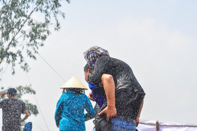 gan 2000 canh sat no sung dap tat dam chay cuu nguoi dan tren song dong nai