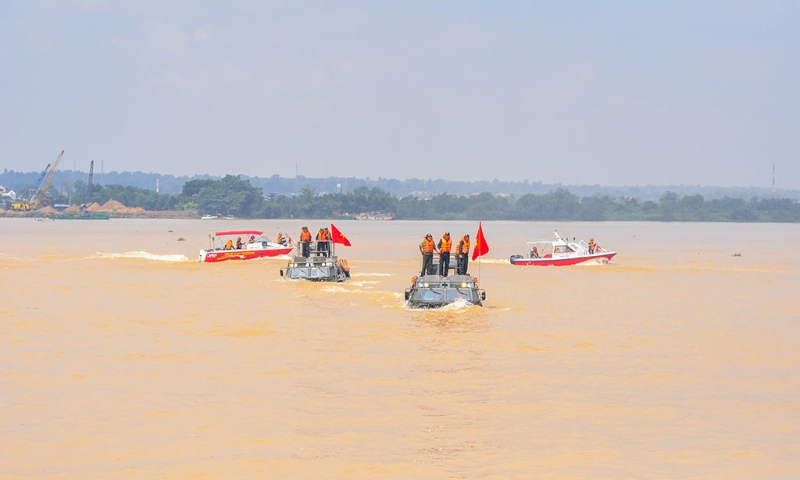 gan 2000 canh sat no sung dap tat dam chay cuu nguoi dan tren song dong nai
