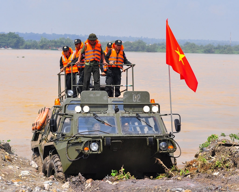 gan 2000 canh sat no sung dap tat dam chay cuu nguoi dan tren song dong nai