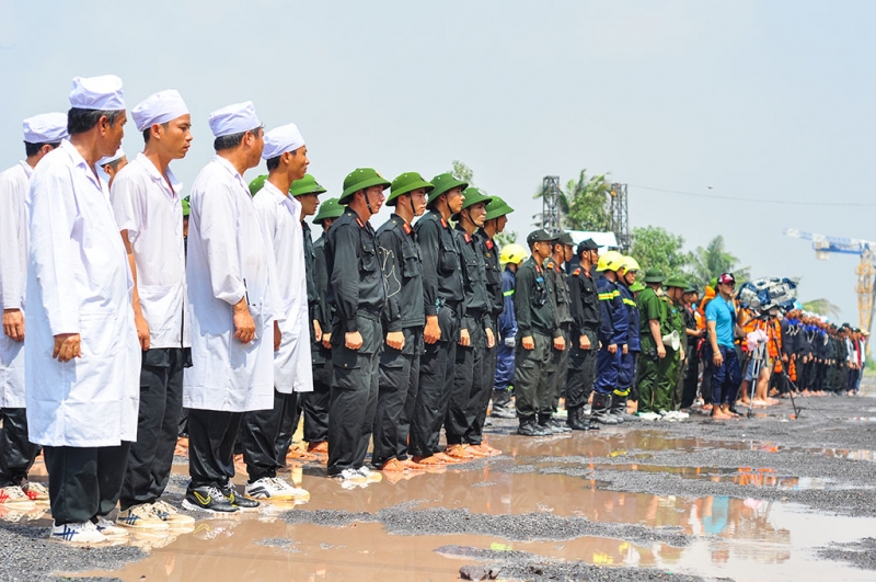 gan 2000 canh sat no sung dap tat dam chay cuu nguoi dan tren song dong nai