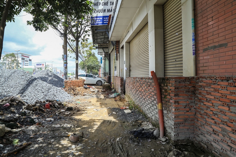 nhieu cua hang doanh nghiep dong cua vi bao bui tren duong kinh duong vuong