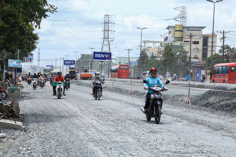 nhieu cua hang doanh nghiep dong cua vi bao bui tren duong kinh duong vuong