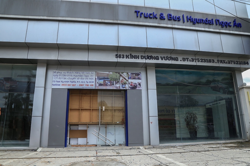 nhieu cua hang doanh nghiep dong cua vi bao bui tren duong kinh duong vuong