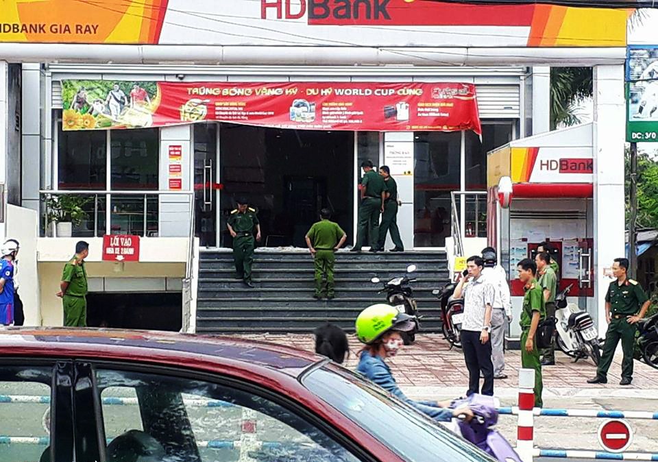 dong nainam thanh nien dung sung cuop ngan hang giua ban ngay o xuan loc