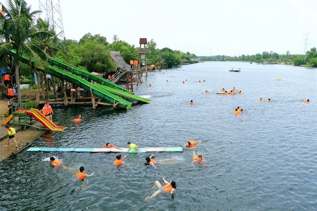 dua gia dinh di choi le nguoi dan ong chet duoi trong khu du lich bo cap vang