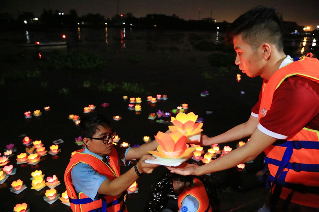 nguoi sai gon gui loi nguyen cau vao nhung canh hoa dang mua bao hieu vu lan