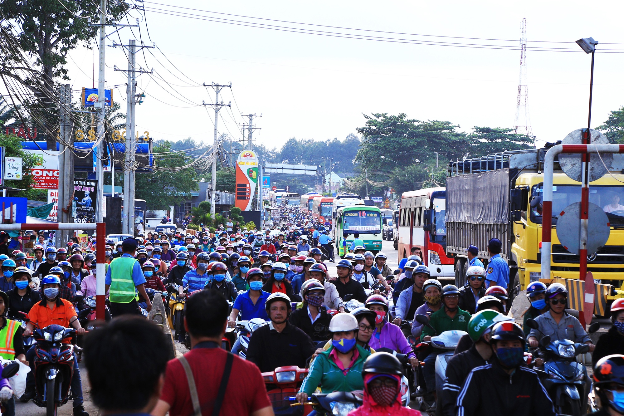 nguoi dan mong muon tram bot bien hoa duoc di doi ve duong tranh