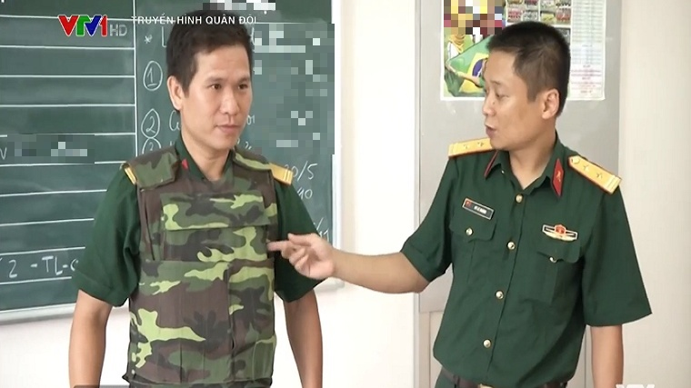 xach sung tieu lien ra doa ban nhau va cai ket bat ngo cua nguoi dan ong duoc tang sung