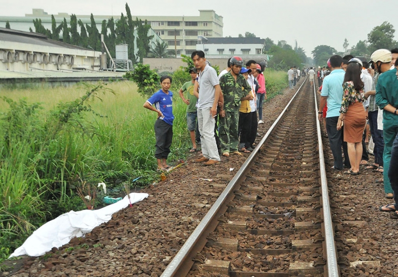 co tinh di tren duong ray nam thanh nien bi tau hoa can chet