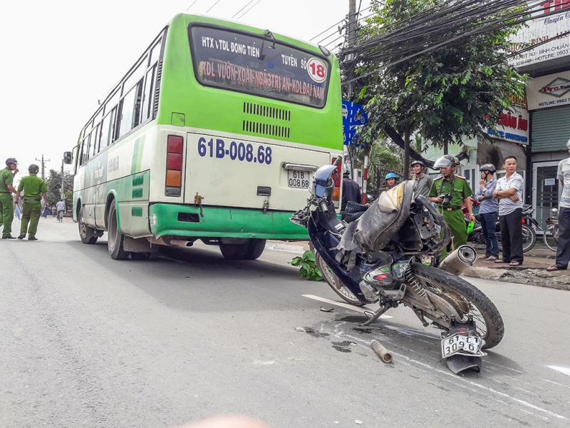 xe buyt nghi vuot den vang tong xe may mot nguoi chet tham