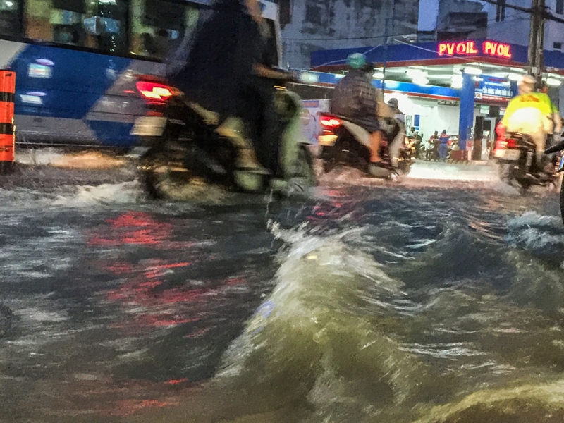 ket xe kinh hoang o sai gon hang nghin phuong tien chon chan giua mua