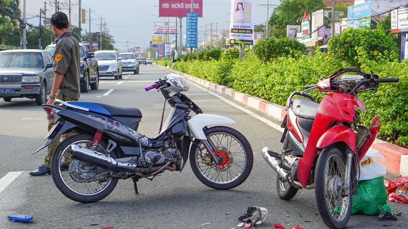 o to xe may tong nhau lien hoan 3 nguoi trong thuong