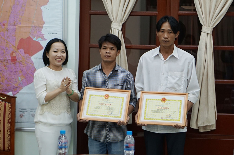 khen thuong 2 tho ho dung cam lao xuong dong nuoc lu cuu nguoi