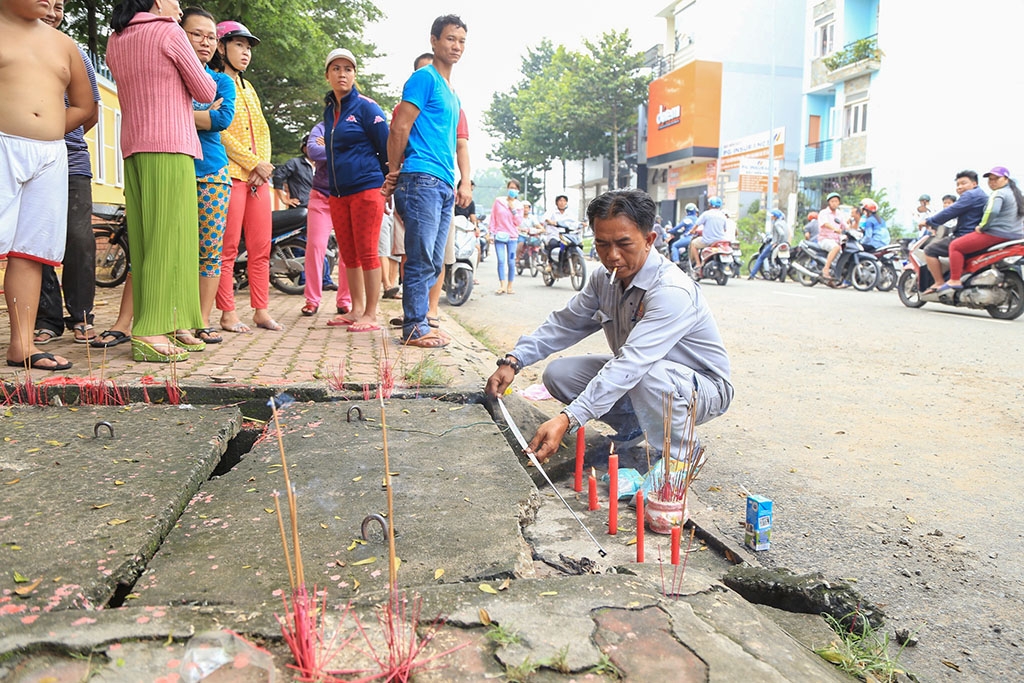 vu be trai bi nuoc cuon xuong cong mat bo moi lo lam chuong