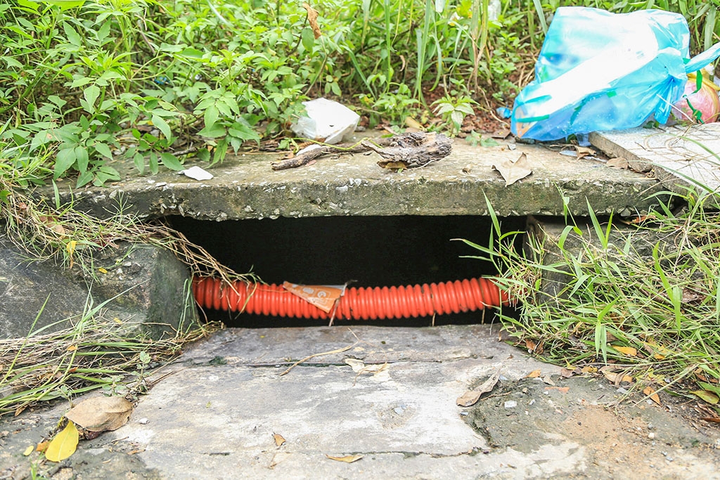 vu be trai bi nuoc cuon xuong cong mat bo moi lo lam chuong
