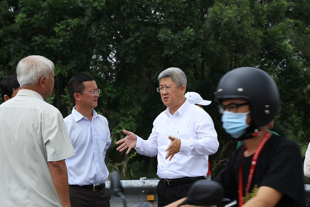 vu be trai bi nuoc cuon xuong cong mat bo moi lo lam chuong