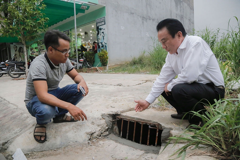 vu be trai bi nuoc cuon me that than ben mieng cong ngong tin con