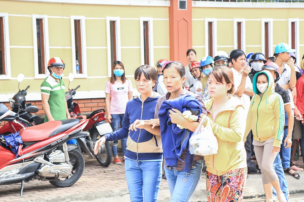 vu be trai bi nuoc cuon me that than ben mieng cong ngong tin con