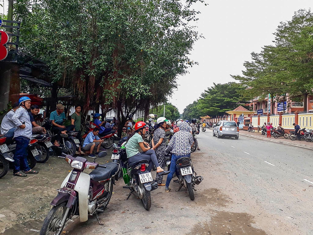 ho tro gia dinh be trai bi nuoc cuon xuong cong