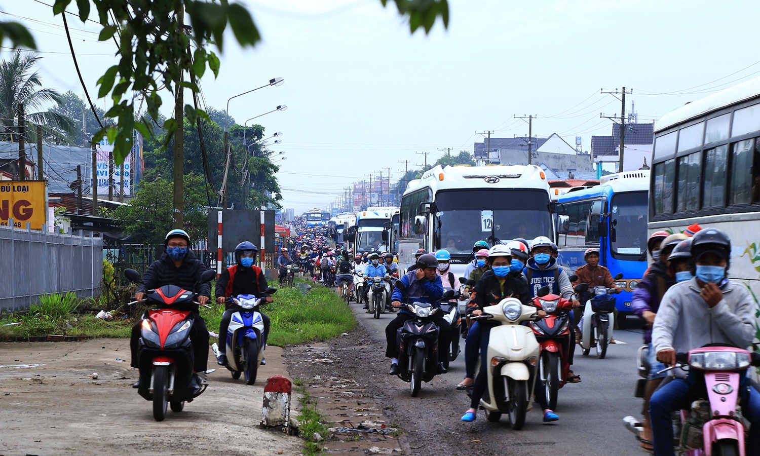 nhieu xe cho cong nhan dung giua tram phan doi bot bien hoa