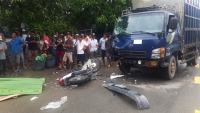 tai xe khoa cua co thu tren xe sau khi gay tai nan lien hoan tren pho xa dan