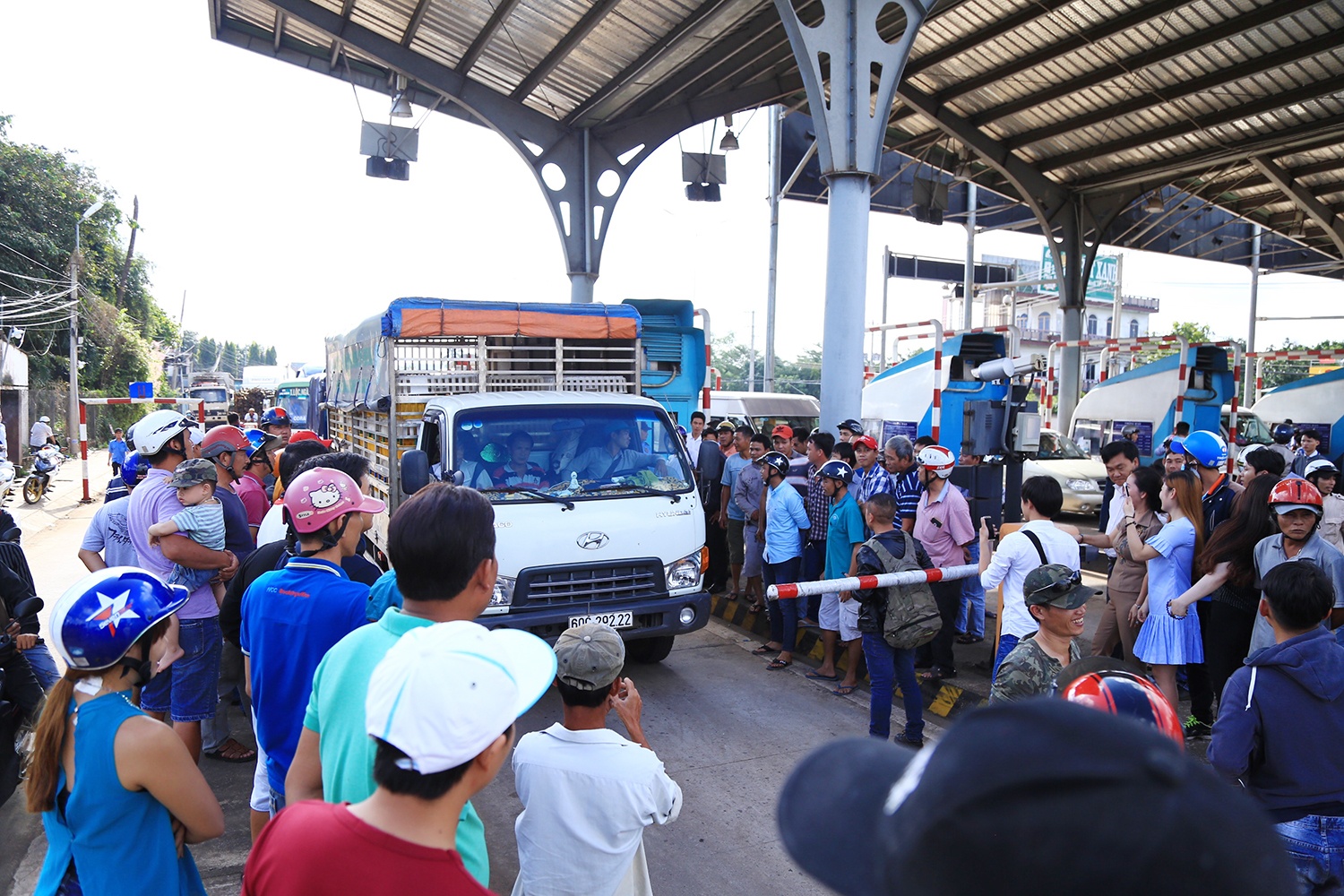 quoc lo 1 te liet tu sang toi trua vi tai xe bat tram bot bien hoa thu tien le
