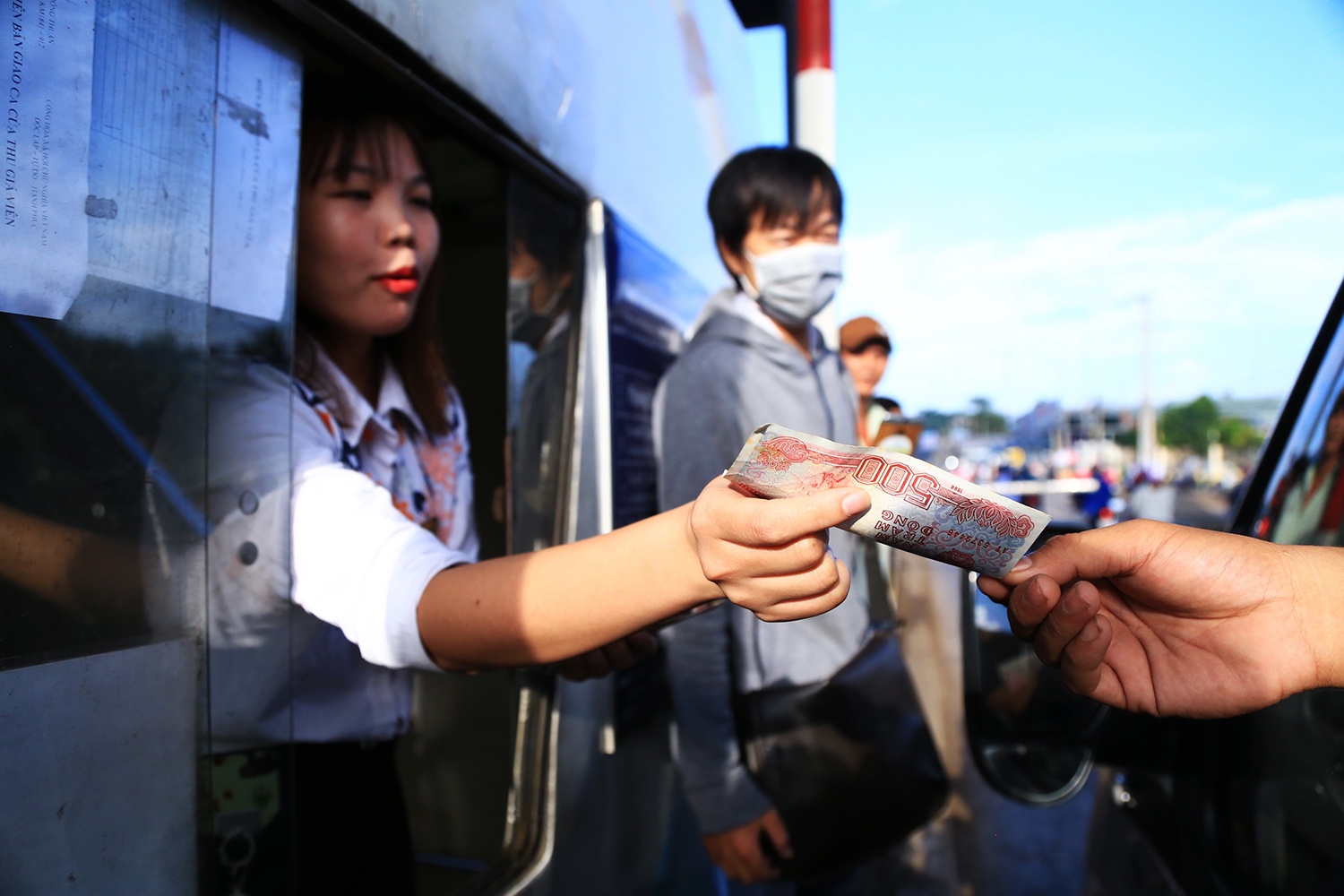 quoc lo 1 te liet tu sang toi trua vi tai xe bat tram bot bien hoa thu tien le