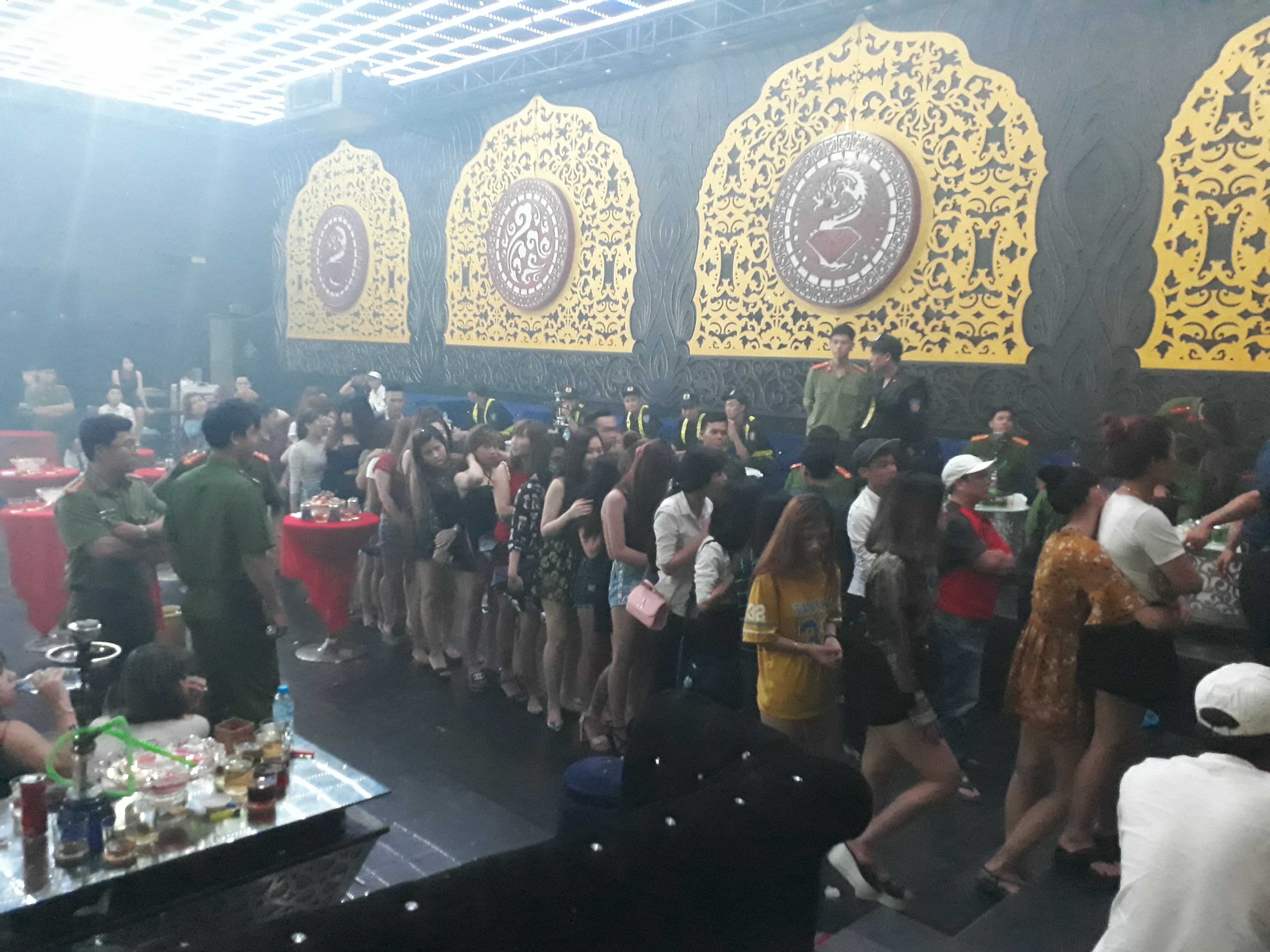 canh sat dot kich quan bar nhieu khach nu vut ma tuy xuong san phi tang