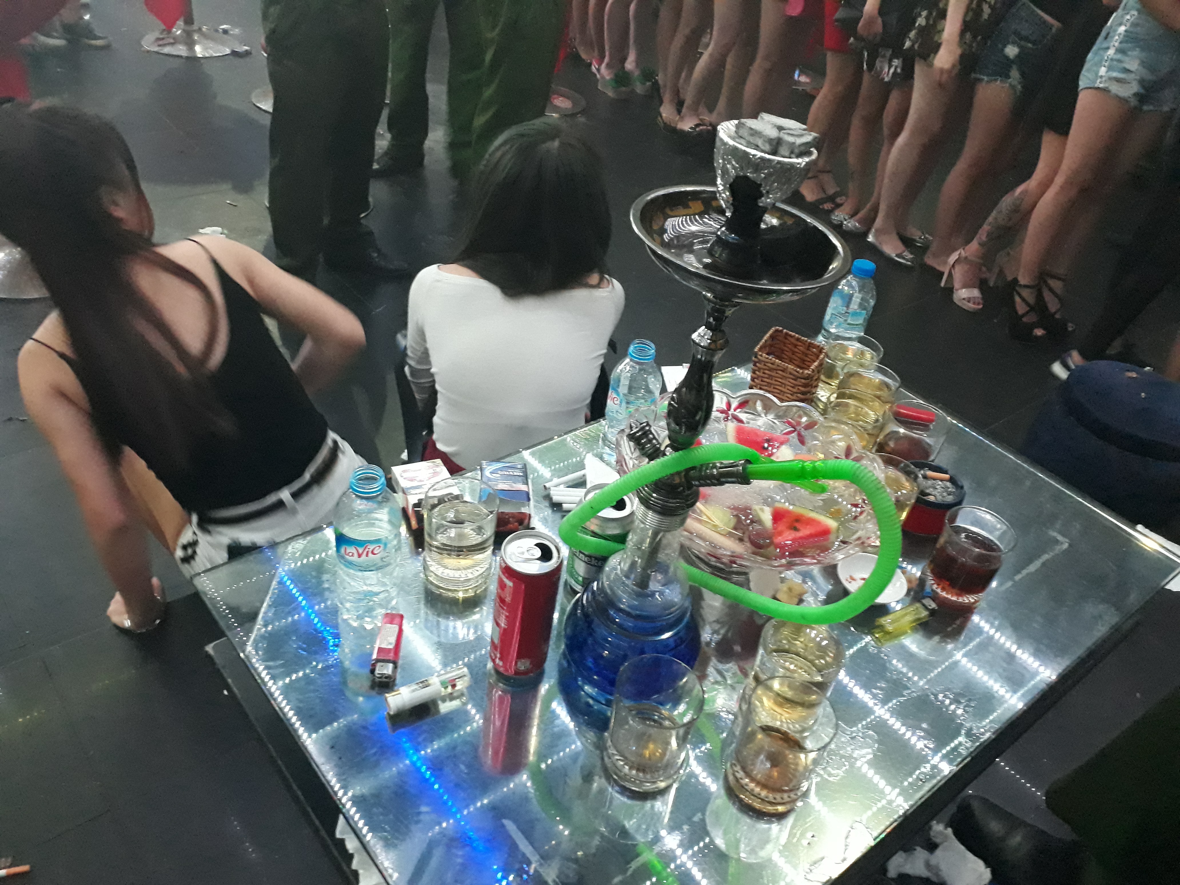 canh sat dot kich quan bar nhieu khach nu vut ma tuy xuong san phi tang