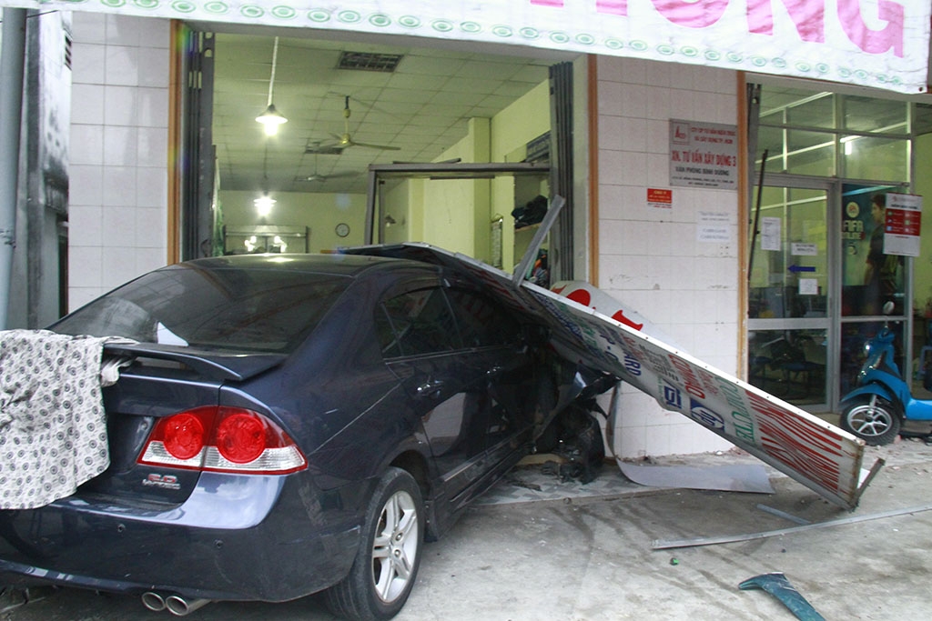 tong lien hoan 4 xe may o to 4 cho lao vao nha dan