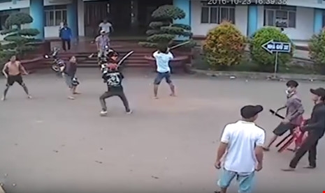 dong nai nhom thanh nien chem nhau truoc khu cap cuu bi khoi to