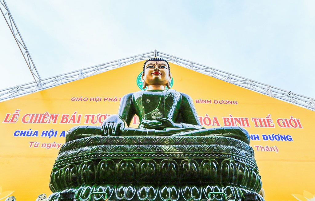 tuong phat ngoc hoa binh the gioi da duoc cung nghinh den binh duong