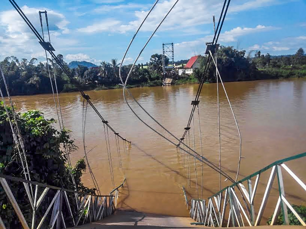 dong nai lap ben pha noi cau treo bi sap