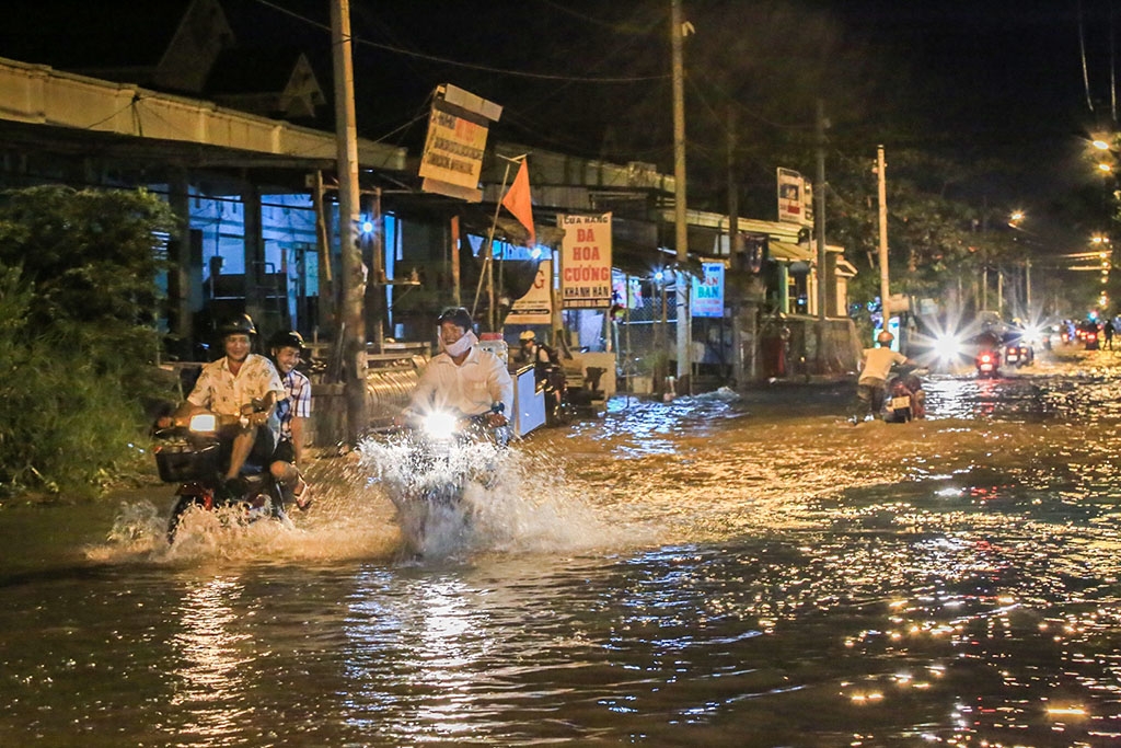 trieu cuong tiep tuc dang cao nguoi sai gon lai bi bom loi nuoc