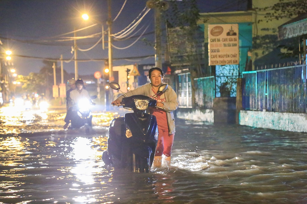 trieu cuong tiep tuc dang cao nguoi sai gon lai bi bom loi nuoc